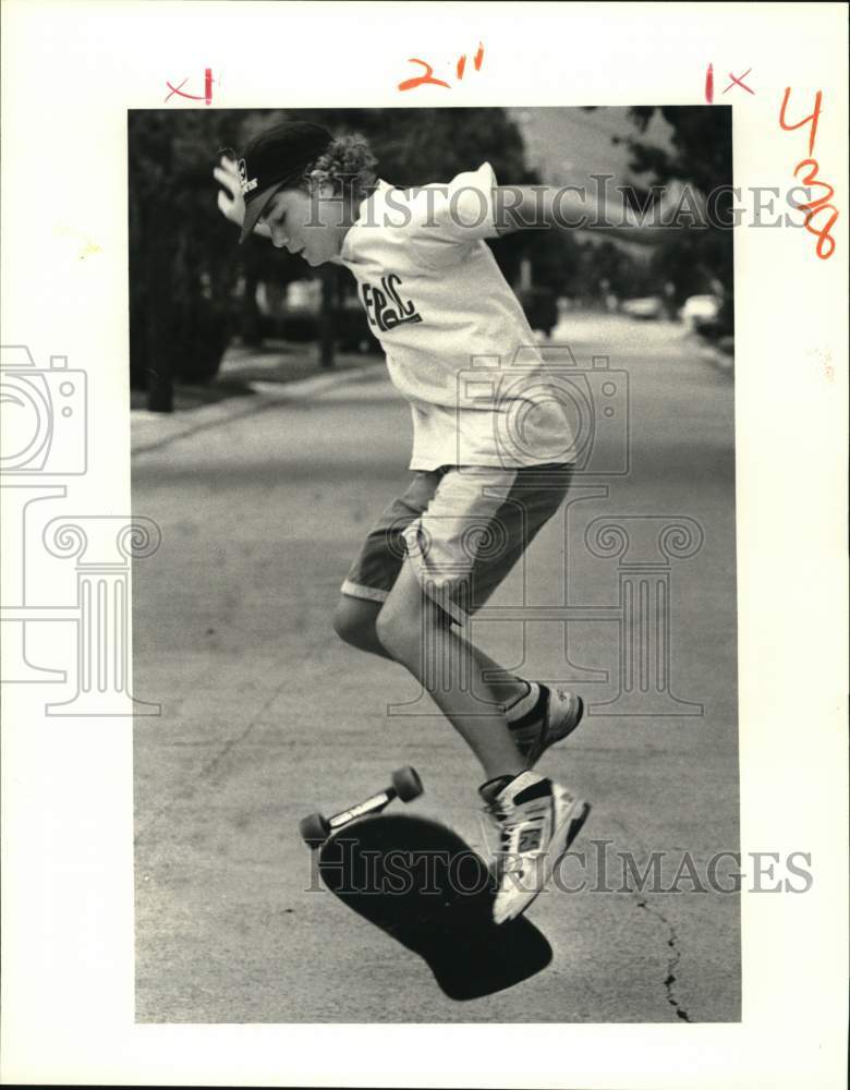 1988 Press Photo Chad Lilley does an Ollie Flip on his skateboard - noc69775 - Historic Images