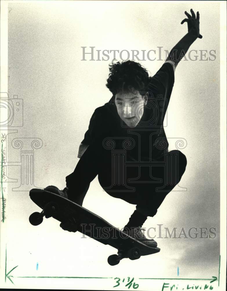 1987 Press Photo A teenager flies through the air on his skateboard - noc69782- Historic Images