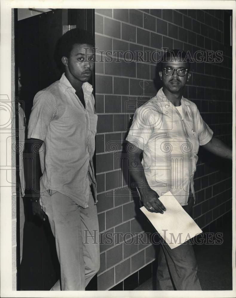 1968 Virgil Sozina of Narcotic Bureau with suspect Tyrone Davis - Historic Images