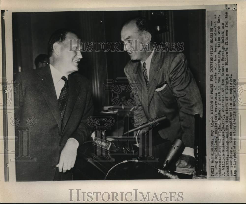 1959 Press Photo Douglas Dillon and Senator J. W. Fulbright confer at hearing - Historic Images