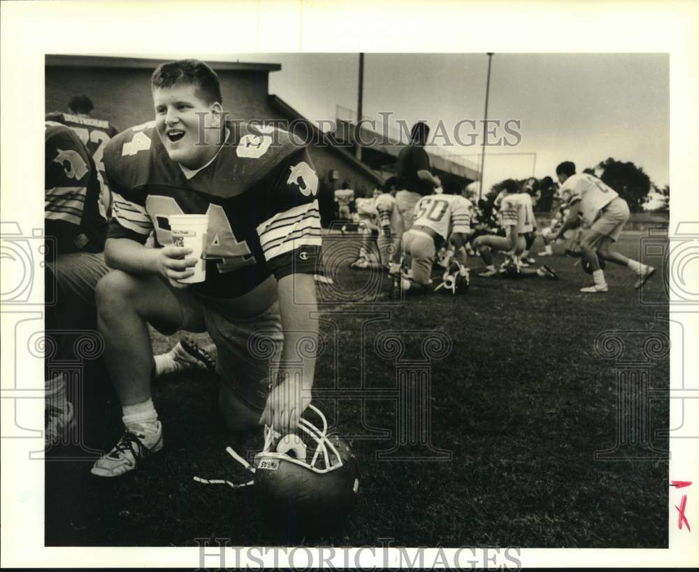 1990 Press Photo Bobby Villere enjoys water break during Wildcats&#39; practice- Historic Images