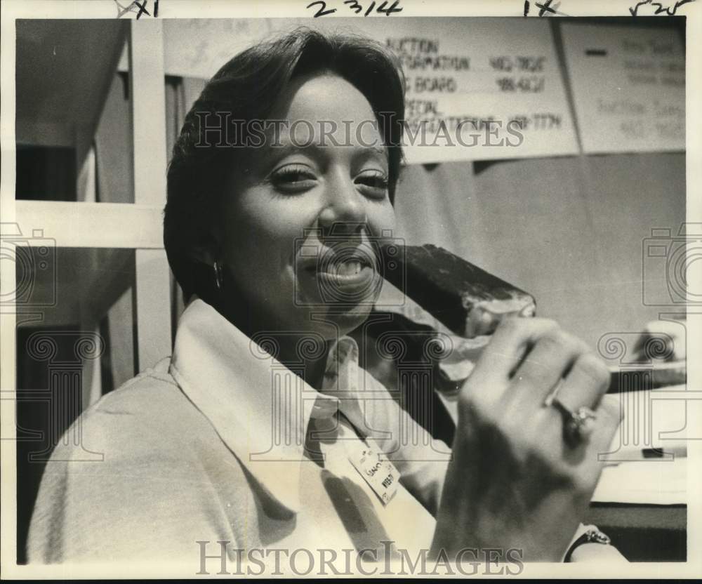 1976 Karen Vincent eating an ice cream - Historic Images