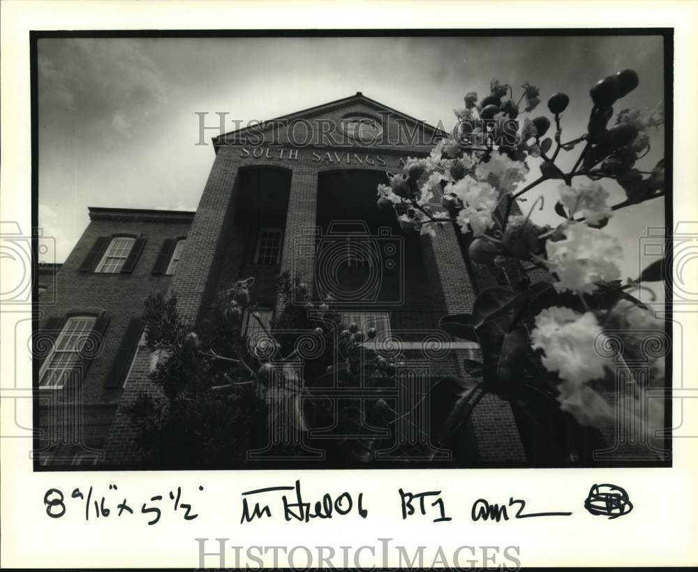 1991 Press Photo Old South Savings and Loan building on Gause Road - Historic Images