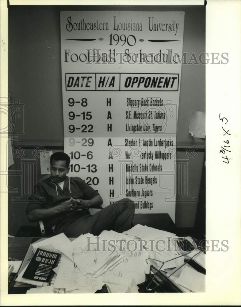 1989 Press Photo SLU football Ken Bowles with schedule not to be played- Historic Images