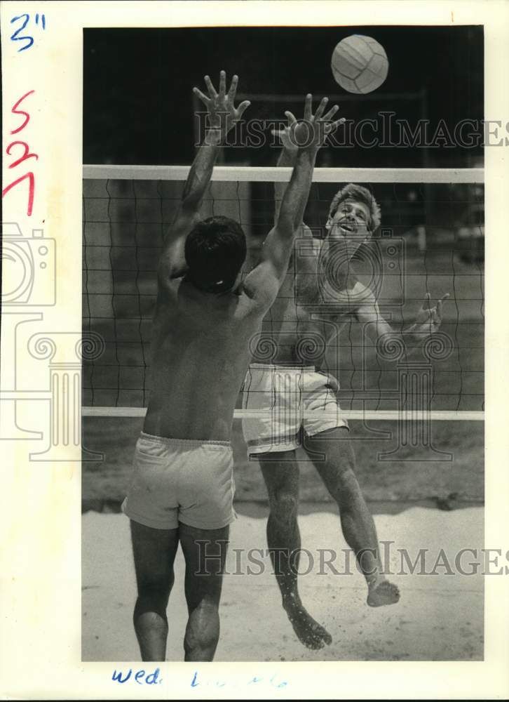 1988 Press Photo Paul Baudean and Dean Bretz practice volleyball at park- Historic Images