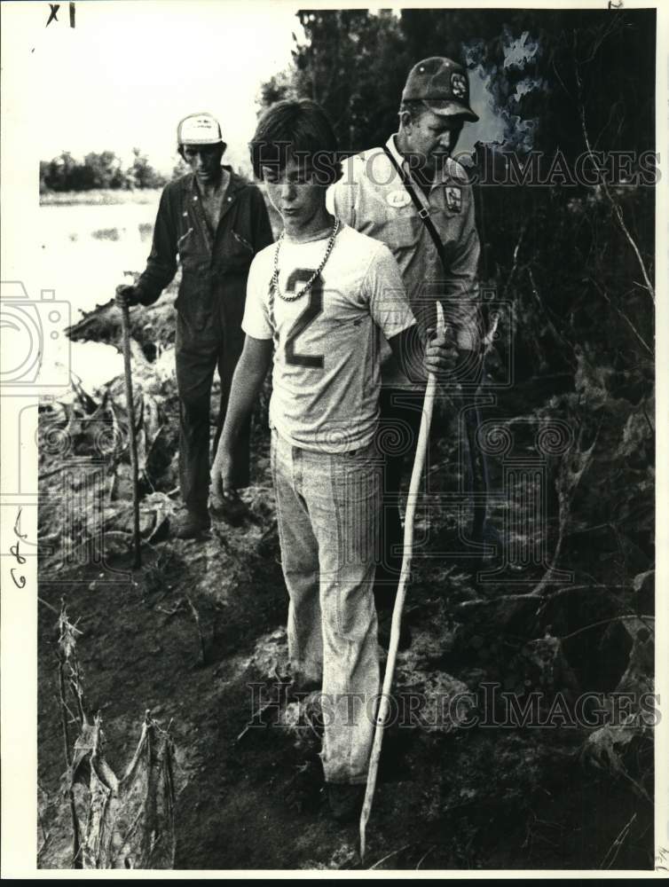 A.J. and Wayne Naquin with Bill Toombs search for Stephanie Hebert - Historic Images