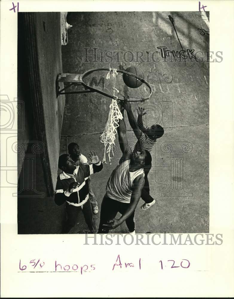 1984 Press Photo Drainage &quot;basketball&quot; at Canal and S. Salcedo Streets - Historic Images