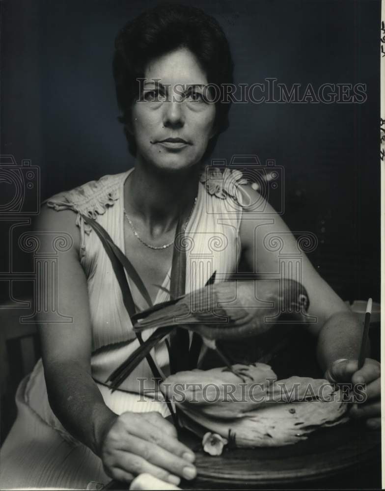 1980 Winonah Vigreux, wood carver, with her carving of a robin. - Historic Images