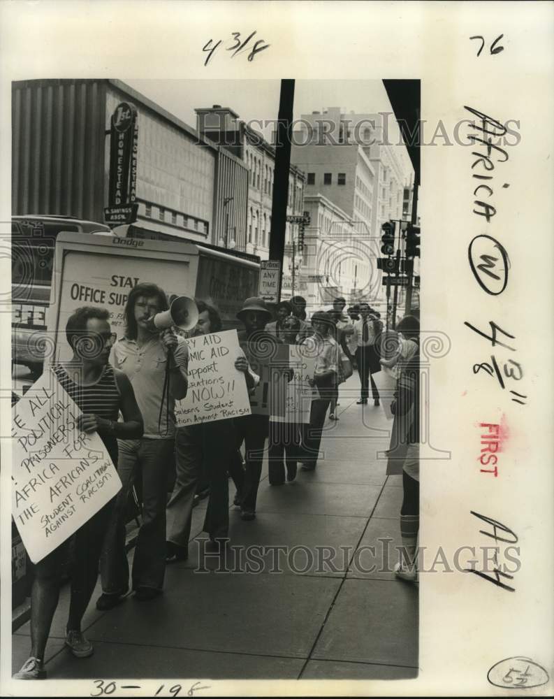 1977 NAACP Youth Council picket outside South African Consulate - Historic Images