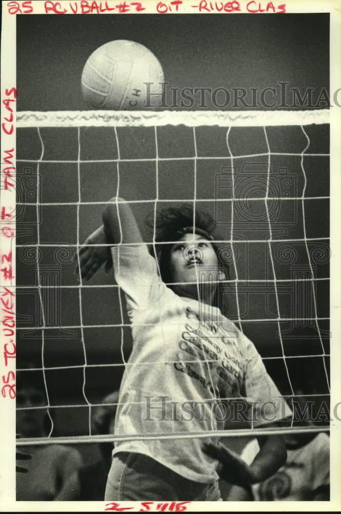 1984 Press Photo Beverly Chin at volleyball camp at St. John High School gym - Historic Images