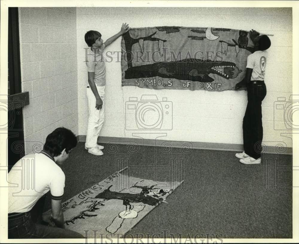 1983 Southeastern Louisiana University students display stitchery - Historic Images