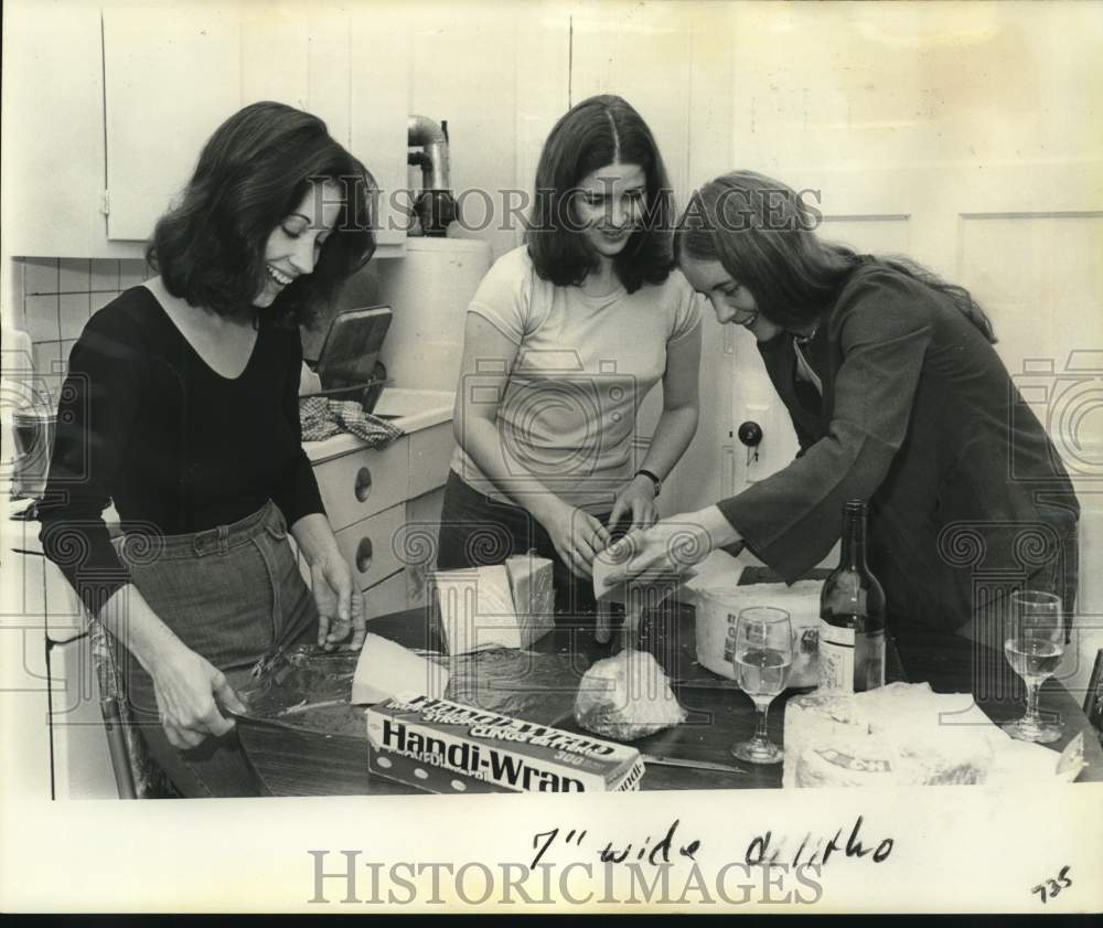 1976 A group cut and wrap cheese for members of the Uptown Co-op - Historic Images