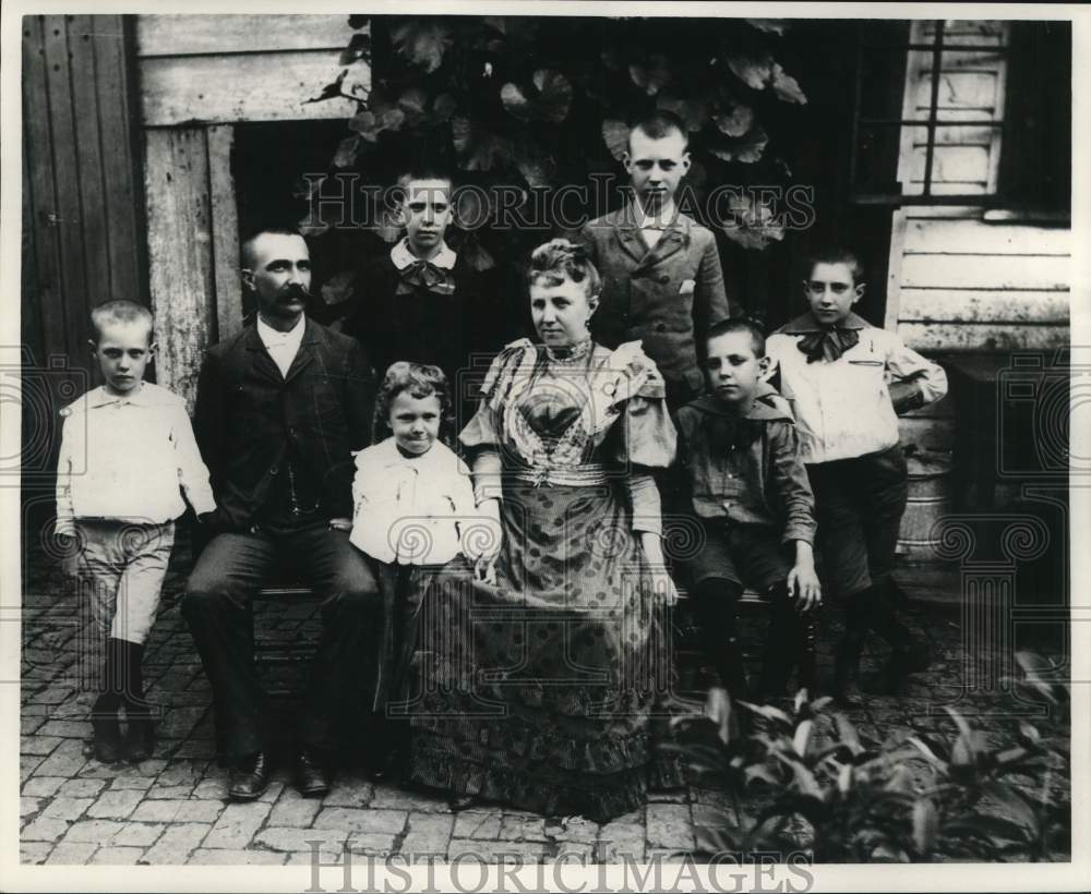 1895 Historic New Orleans-Portrait of the proud Bienvenu family - Historic Images