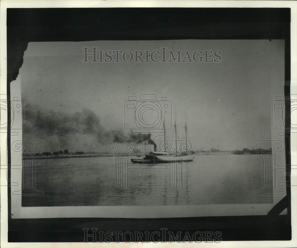 1918 New Orleans, steam-powered tug pushes a schooner to dock - Historic Images