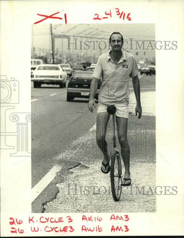 1984 Press Photo Mark Wenzel on his way to get a new tire in Metairie, Louisiana-Historic Images