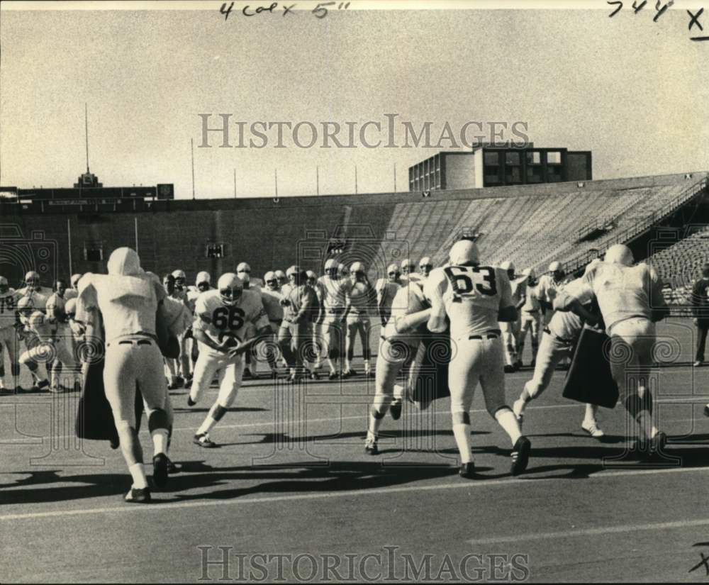 1975 Press Photo Green Wave goes through dummy blocking drill Saturday at Tulane - Historic Images