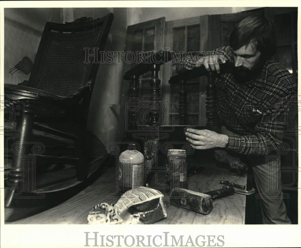 1983 Press Photo Furniture restorer Graham Usher restores a table base- Historic Images