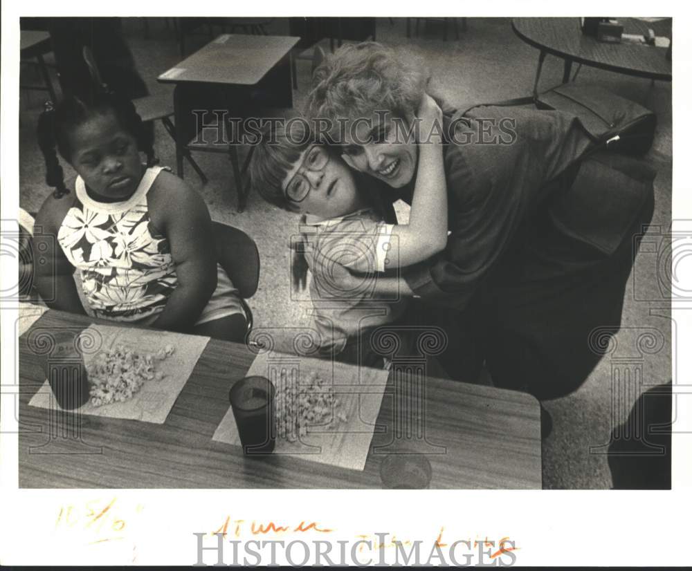 1985 Barbara Turner of Jefferson Parish School System with students - Historic Images