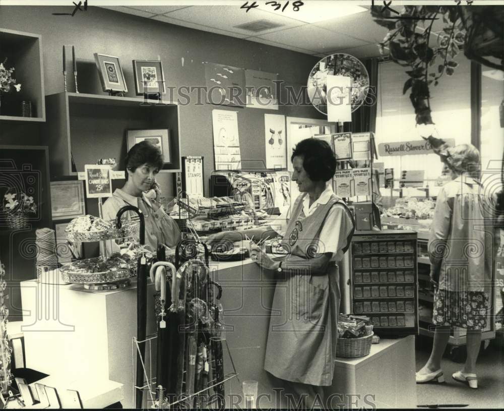 1978 Volunteers work at Tulane Medical Center Gift Shop - Historic Images