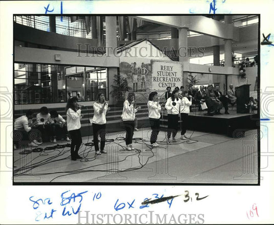 1989 Tulane University students in Reily Student Recreation Center - Historic Images