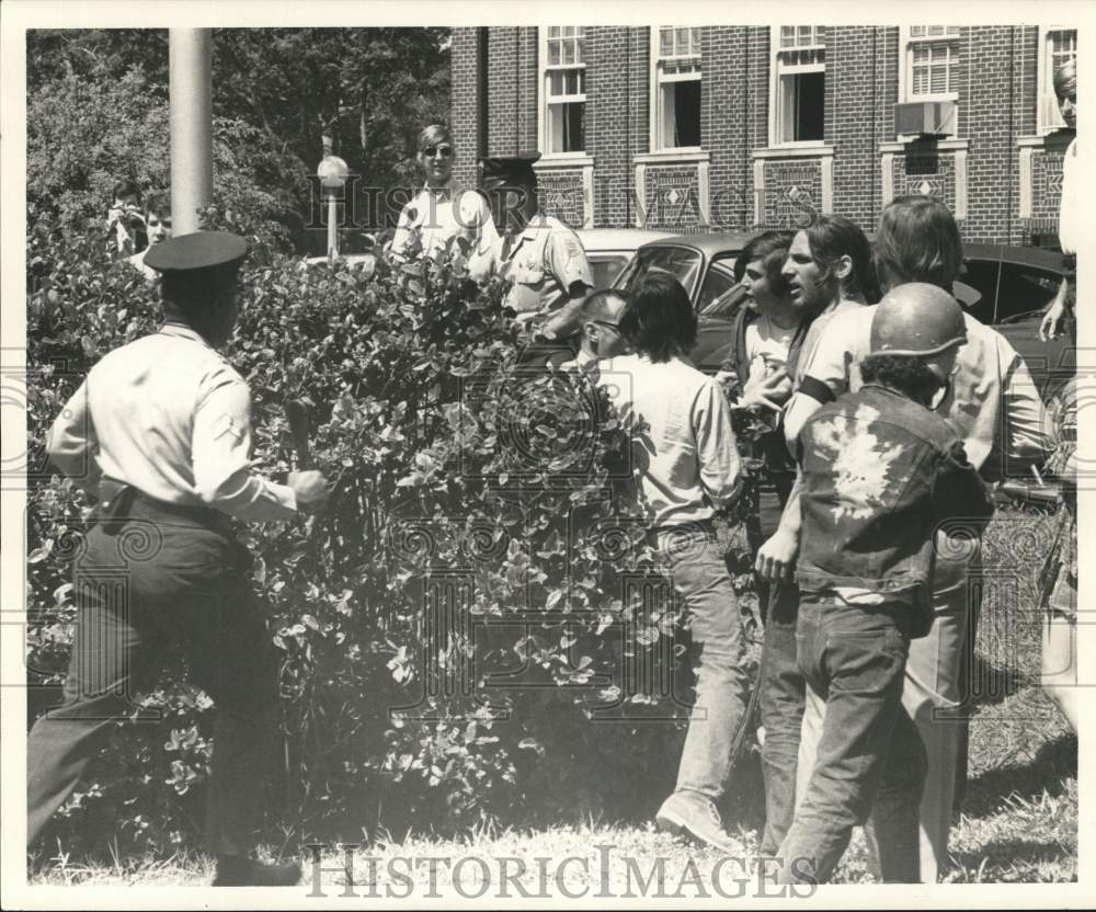 1970 Confrontation of students & campus police at Tulane University - Historic Images