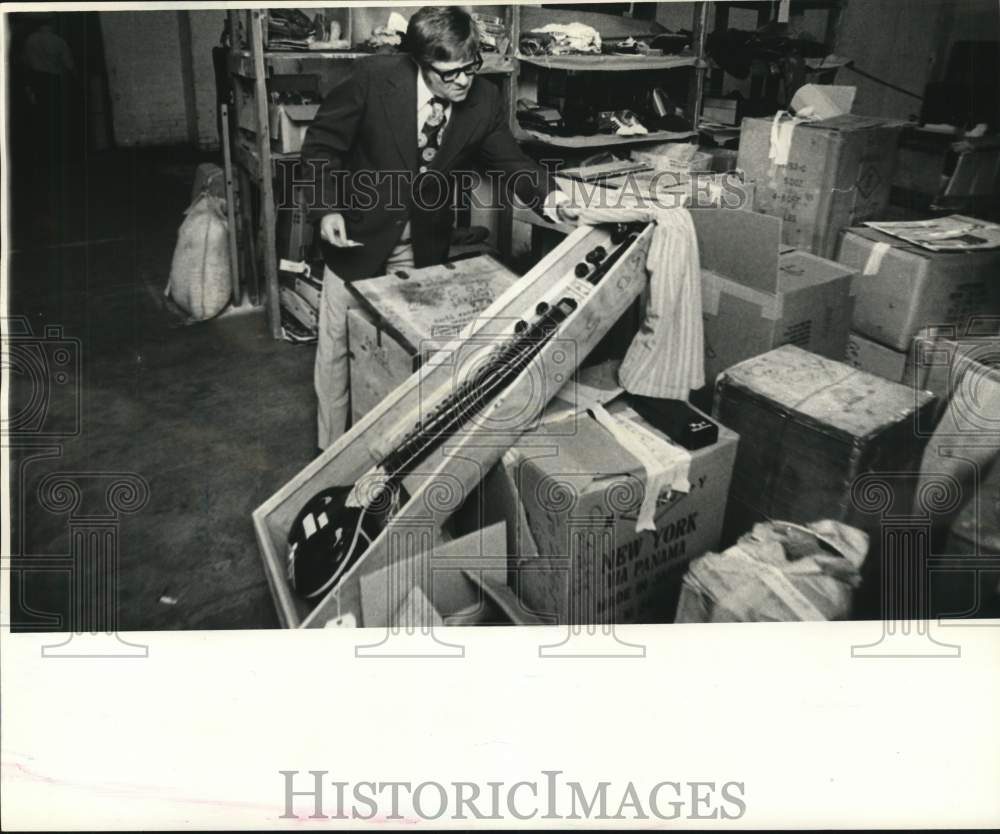 1975 United States Customs Auction lot examined - Historic Images