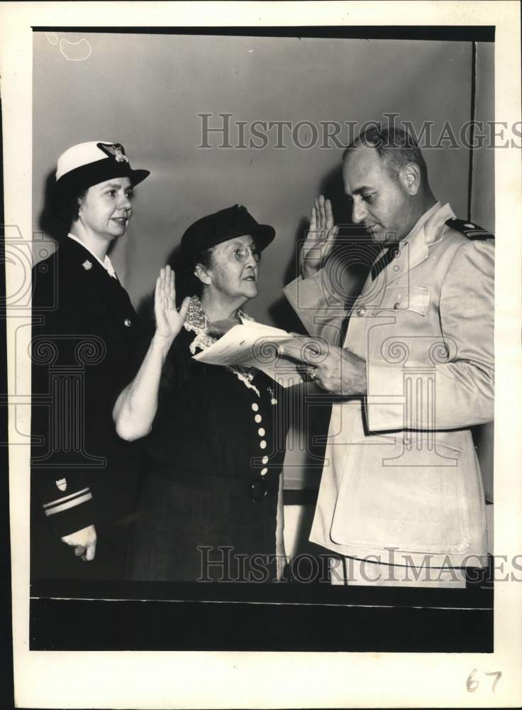1943 Mrs. Paul Jahncke Sr. sworn in as senior women's officer - Historic Images