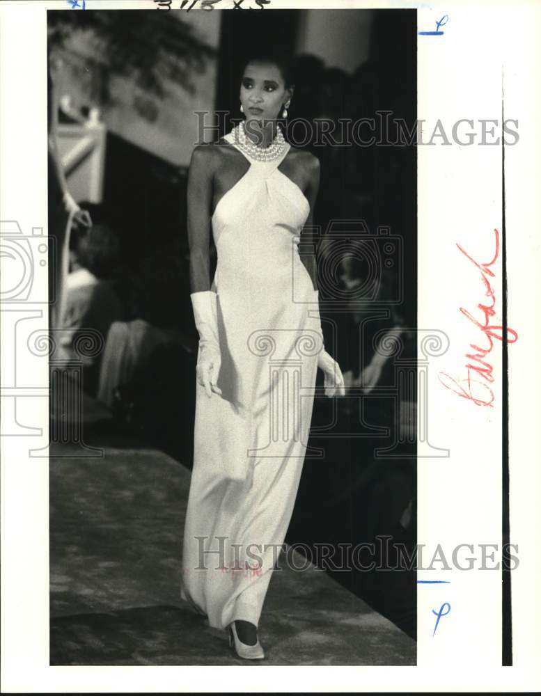 1986 Fashions - Bill Blass' white gown worn by a model - Historic Images