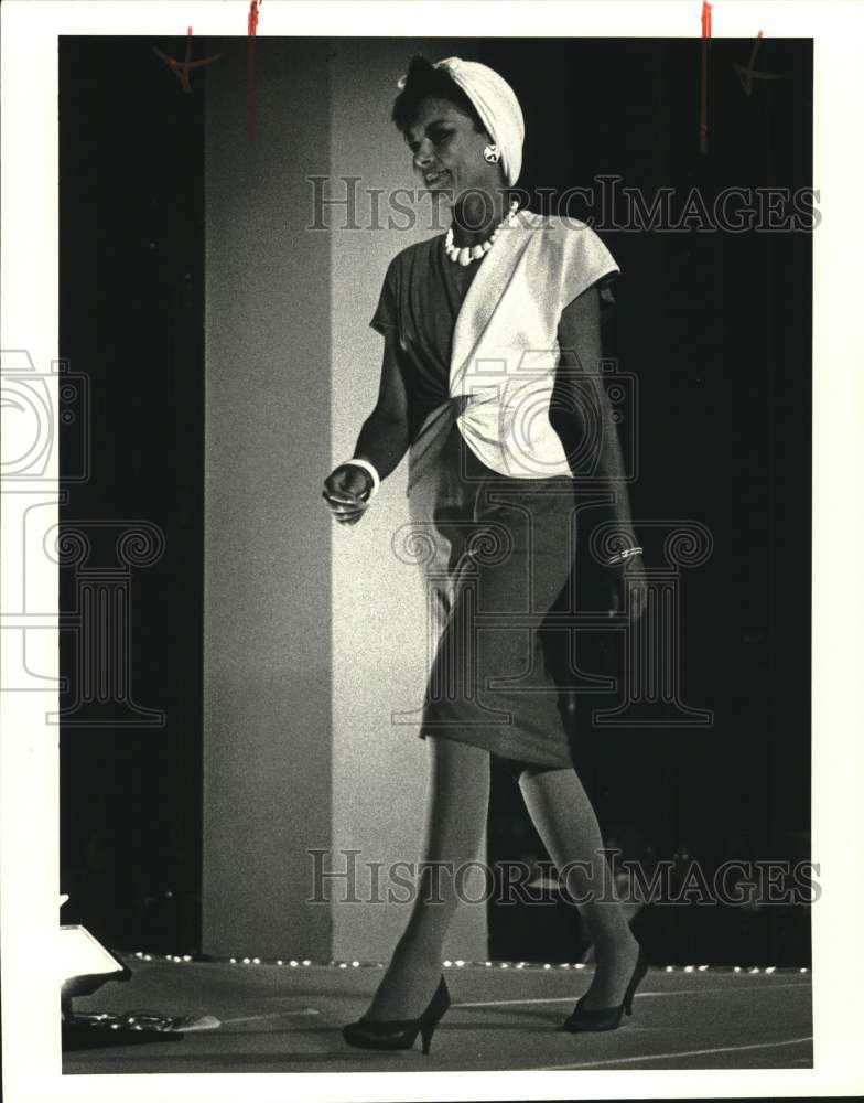 1986 Fashion - A woman wears a white and black dress and a turban-Historic Images