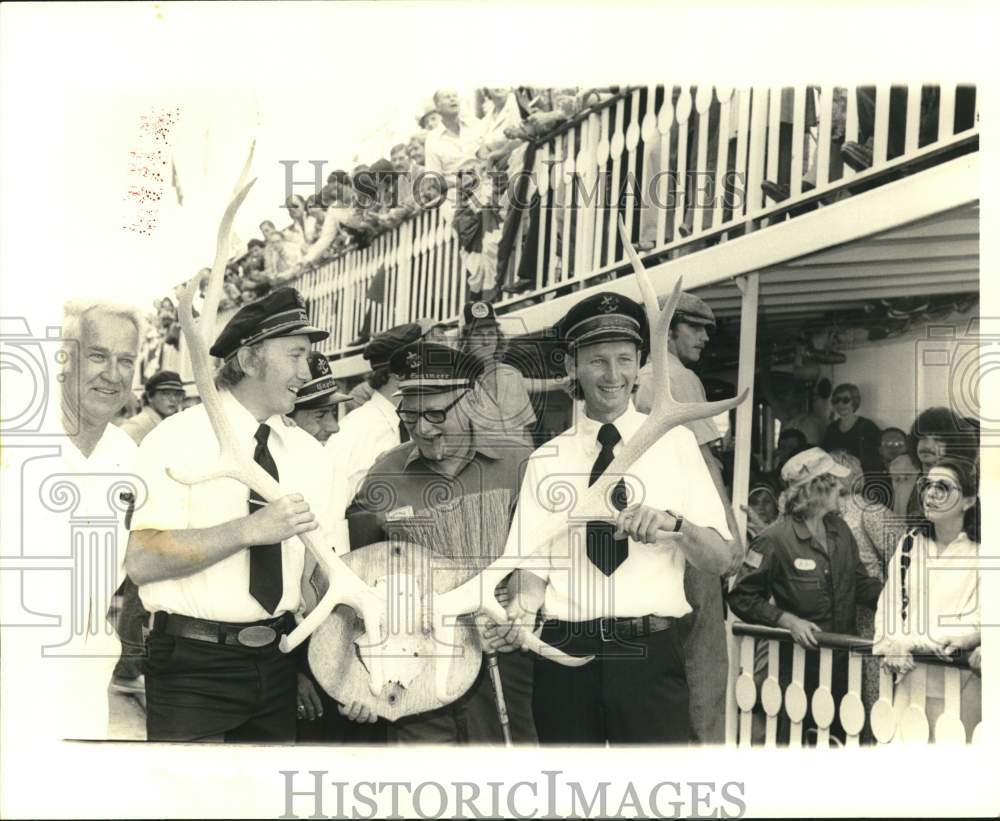 1978 Press Photo Steamboat racing winners receive prized antlers as reward-Historic Images