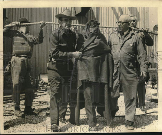 1968 Press Photo Dilford Holmes led from the Belle Isle Salt mine by officers - Historic Images