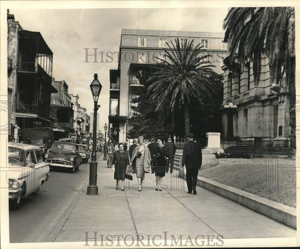 1962 Press Photo Where natives & tourists meet on Royal, old Civil Courts Bldg - Historic Images