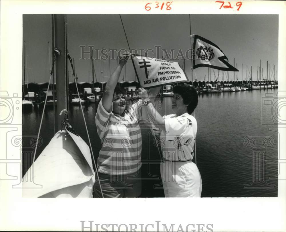 1988 Press Photo Donna Toncrey and Joan Fontaine during Christmas Seal Regatta-Historic Images