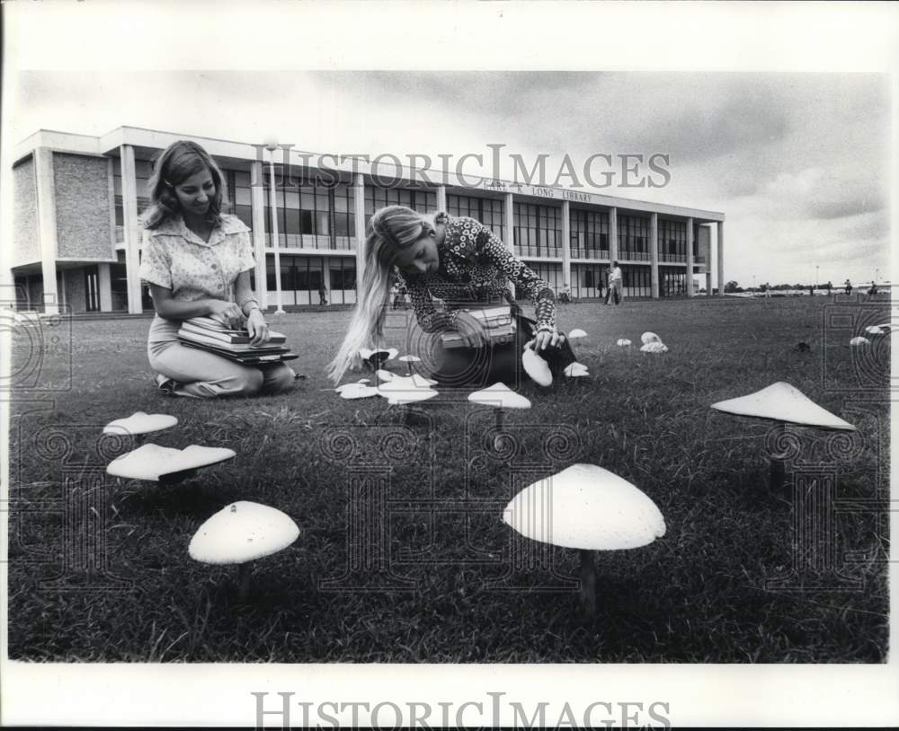 1974 Students examine &quot;fairies ring&quot; at University of New Orleans - Historic Images