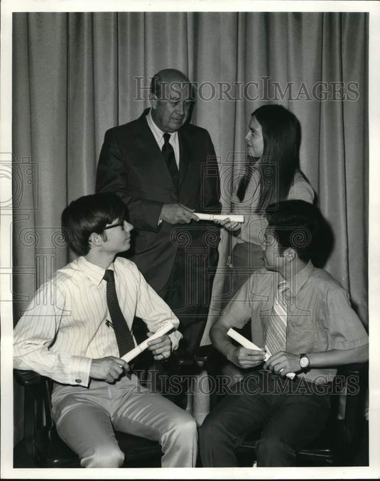 1971 Gilbert Tomskey awards grants to Tulane Medical School students - Historic Images