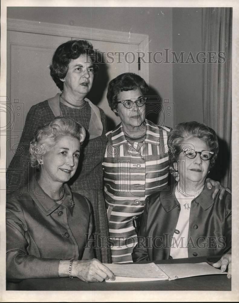 1970 Mrs. John L. Toler with Maison Hotelier co-officers - Historic Images