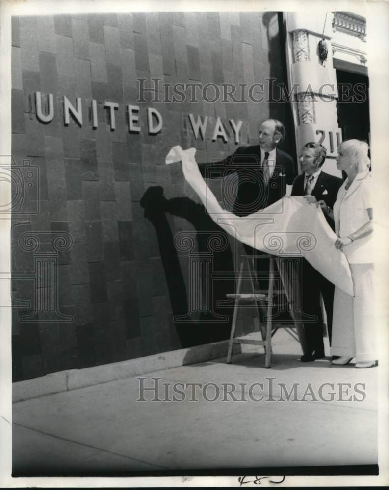 1974 Officers reveal new United Way sign on building in New Orleans - Historic Images