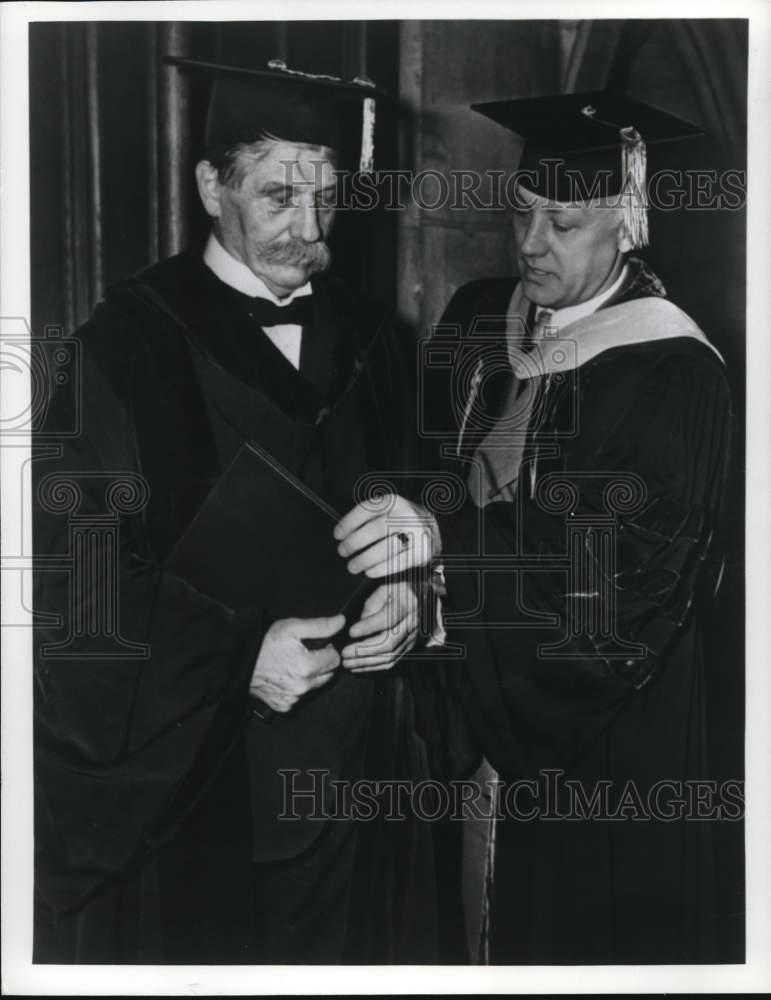 1949 Press Photo Dr. Albert Schweitzer receives Univ. of Chicago honorary degree - Historic Images