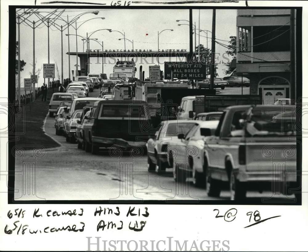 1983 Traffic builds up on Causeway Boulevard due to Causeway closure - Historic Images