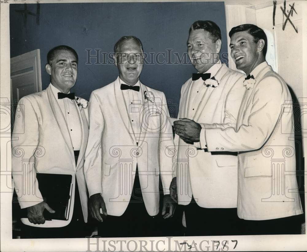 1966 Press Photo Hale Boggs honored by Young Men&#39;s Business Club at Roosevelt- Historic Images