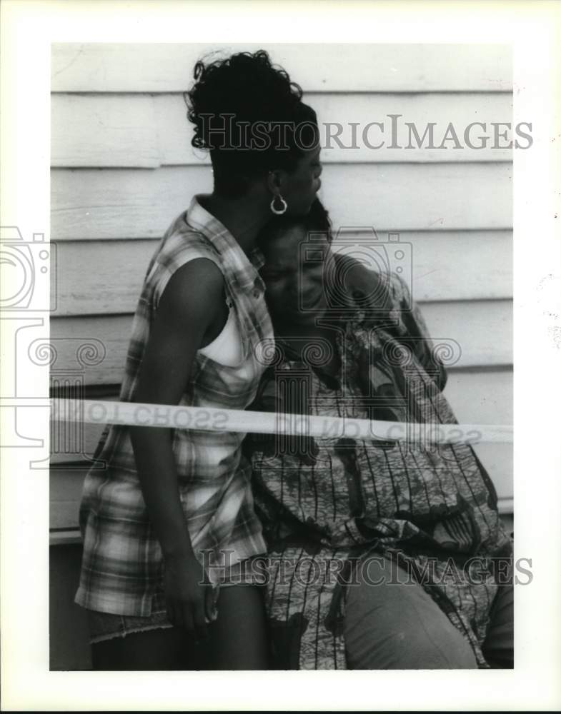 1995 Crystal Toussaint sobs over her brother, Eric&#39;s, death-Historic Images