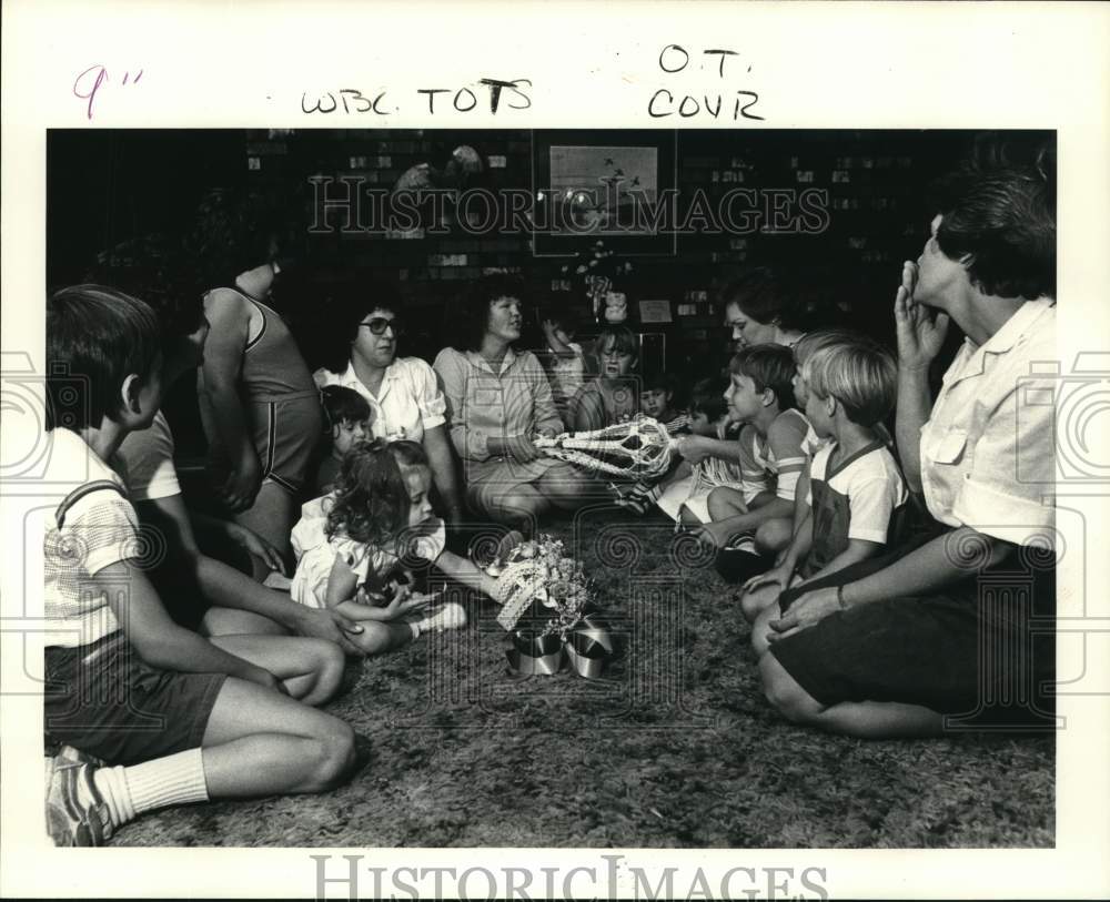 1984 Press Photo Tote the Tots Homemakers Club members, children work on project - Historic Images