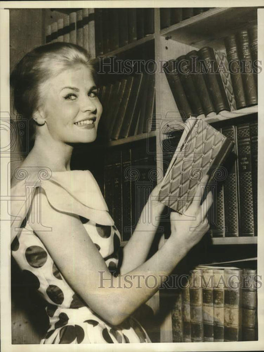 1961 Press Photo Miss Norway Rigmor Trengeried at her library in Bergen, Norway- Historic Images