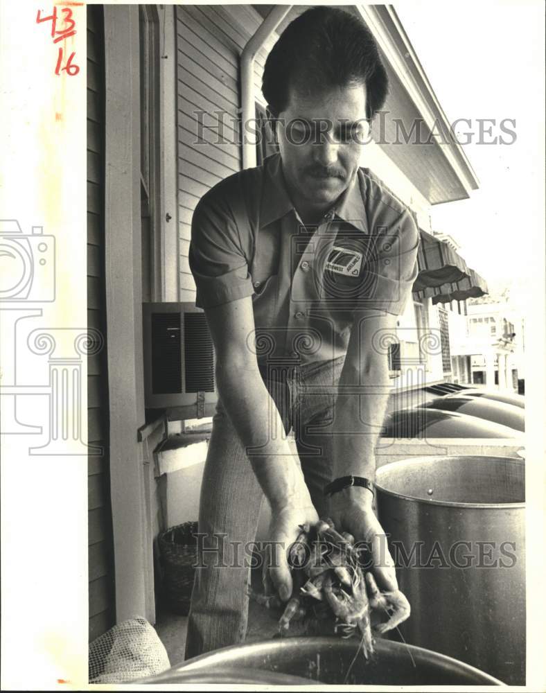 1985 Press Photo Wayne Toups dumps shrimp into boiler for seafood dinner - Historic Images