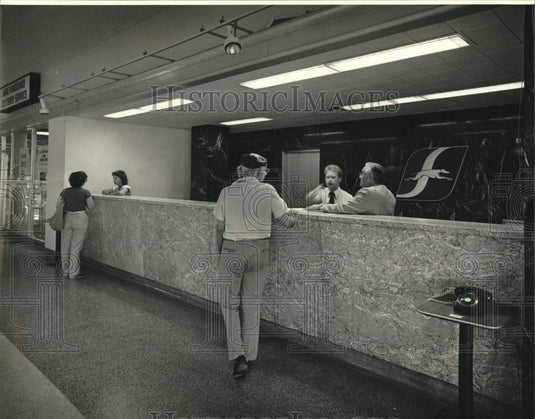 1984 Guests assisted at Travelers Aid - Historic Images