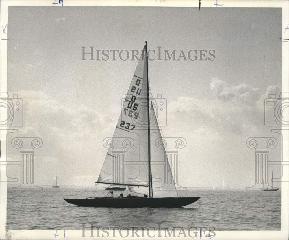 1968 Press Photo Skipper Roy Troendle sails his Lagniappe on Lake Pontchartrain- Historic Images