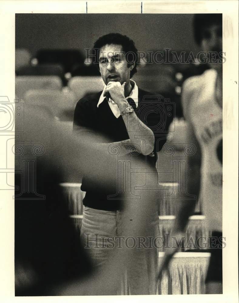 1981 Press Photo Arkansas coach Eddie Sutton discusses NCAA Tournament - Historic Images