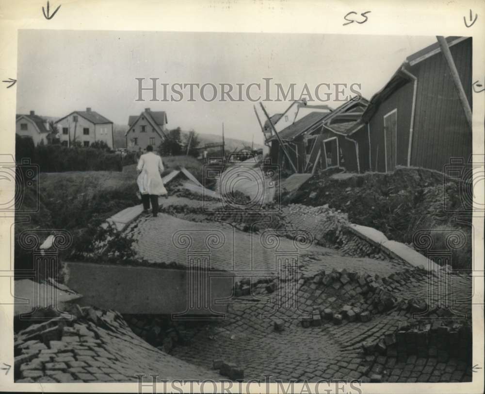 1950 Press Photo Torn-up road resulted from landline in Surte, Sweden- Historic Images