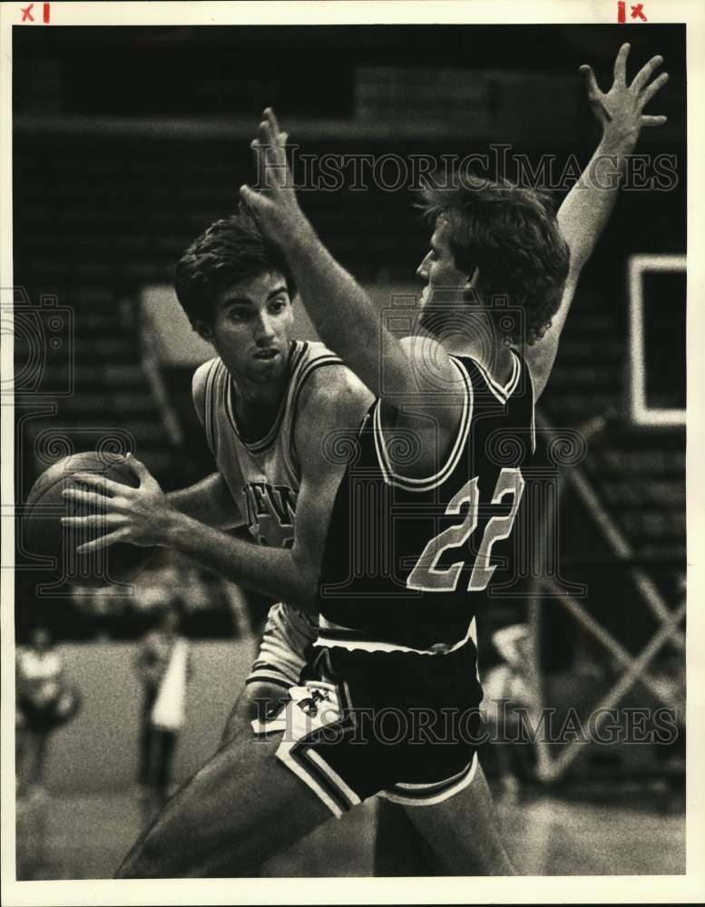 1984 Press Photo Basketball players during UNO-Oklahoma State game at UNO - Historic Images