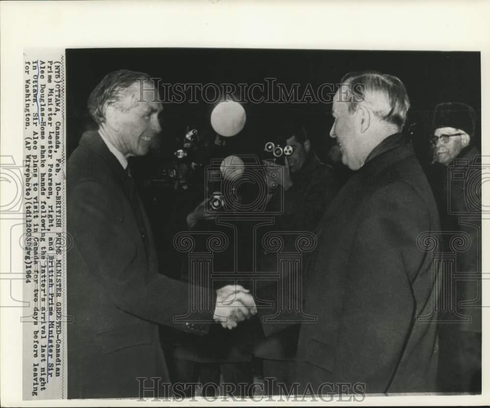 1964 Press Photo Lester Pearson and Alec Douglas-Home shake hands in Ottawa - Historic Images